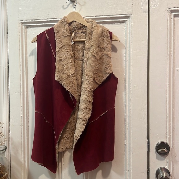 Leo and Nicole suede / faux fur maroon vest size s - Picture 1 of 3
